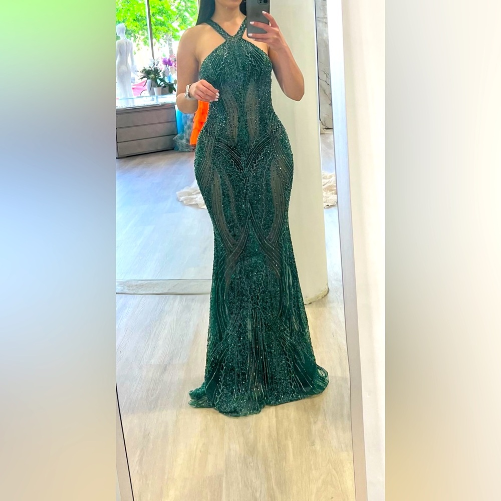 Elegant green gown by Chic &Holland, worn only once at a prestigious gala.Size:S
